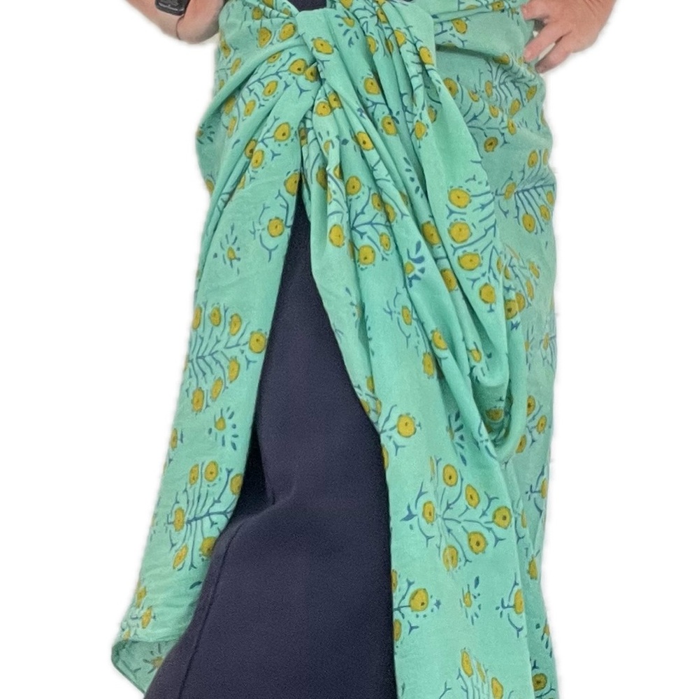 GAP Green and Yellow Leaf Pattern Scarf - Picture 10 of 10